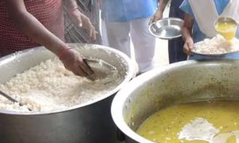 സ്കൂൾ പാചക തൊഴിലാളികൾക്ക് വേതനമില്ലാക്കാലം സ്കൂൾ പാചക തൊഴിലാളികൾക്ക് വേതനമില്ലാക്കാലം