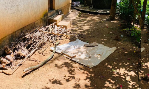 വീട്ടമ്മയുടെ  കഴുത്തിൽ മരക്കൊമ്പ്   തറച്ച നിലയിൽ; അയൽക്കാരനാണ് കടുംകൈ ചെയ്തതെന്ന് മകൾ