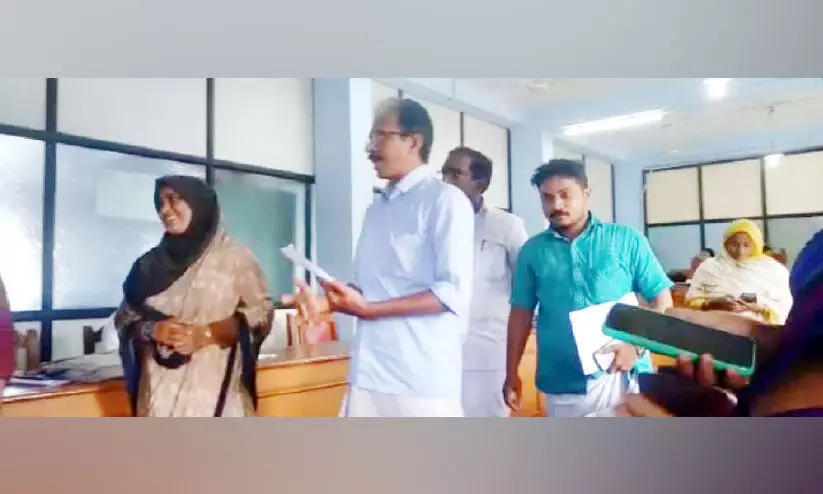 തിരുവമ്പാടി എസ്റ്റേറ്റ് സമരം: പ്രമേയത്തിന് അനുമതി നിഷേധിച്ചു, നഗരസഭ യോഗത്തിൽ പ്രതിഷേധം തിരുവമ്പാടി എസ്റ്റേറ്റ് സമരം: പ്രമേയത്തിന് അനുമതി നിഷേധിച്ചു, നഗരസഭ യോഗത്തിൽ പ്രതിഷേധം
