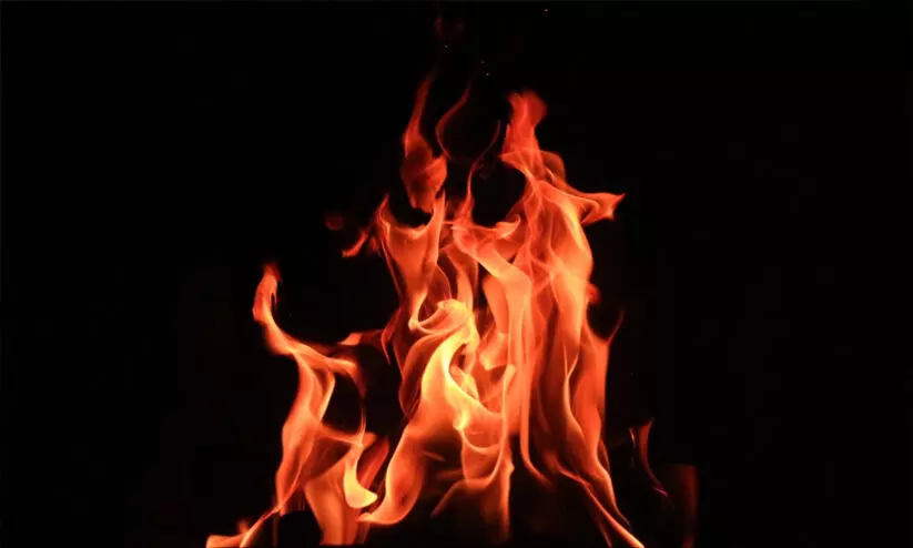 തൃശൂരിൽ കുടുംബത്തിലെ നാലുപേർ തീകൊളുത്തി കൂട്ട ആത്മഹത്യക്ക് ശ്രമം; അമ്മയും ഇളയ മകനും മരിച്ചു തൃശൂരിൽ കുടുംബത്തിലെ നാലുപേർ തീകൊളുത്തി കൂട്ട ആത്മഹത്യക്ക് ശ്രമം; അമ്മയും ഇളയ മകനും മരിച്ചു