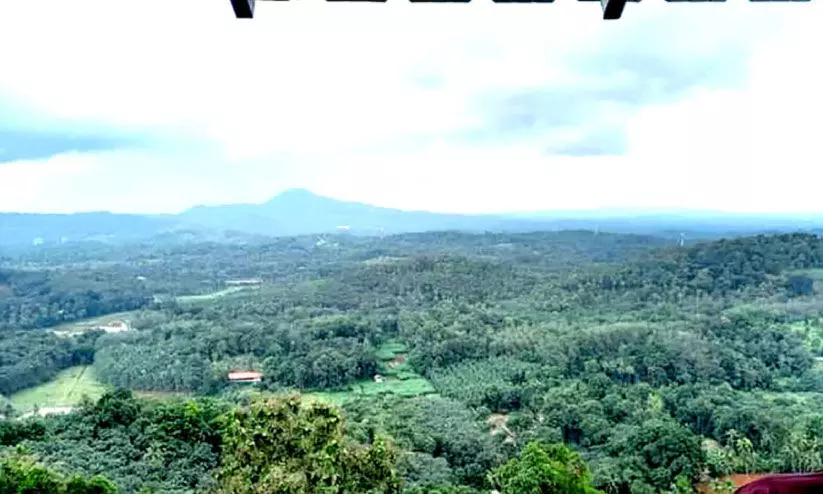 കോടമഞ്ഞും പ്രകൃതിഭംഗിയും; ദൃശ്യവിരുന്നൊരുക്കി മുണ്ടന്മല കോടമഞ്ഞും പ്രകൃതിഭംഗിയും; ദൃശ്യവിരുന്നൊരുക്കി മുണ്ടന്മല