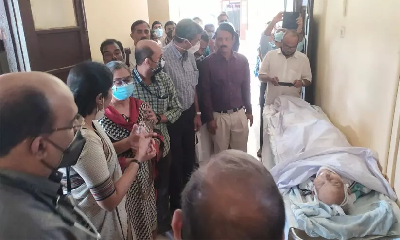 ഡോ. എ. അച്യുതന്റെ മൃതദേഹം മെഡിക്കൽ കോളജിന് കൈമാറി ഡോ. എ. അച്യുതന്റെ മൃതദേഹം മെഡിക്കൽ കോളജിന് കൈമാറി