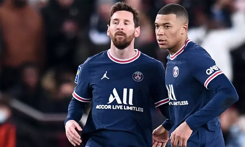 പണക്കാരൻ പശുവിനെ പോലെ ഓടി നടക്കുന്നു; മെസ്സിയില്ലാതെ മികവിലെത്താത്ത എംബാപ്പെയെ ട്രോളി പി.എസ്.ജി ആരാധകർ പണക്കാരൻ പശുവിനെ പോലെ ഓടി നടക്കുന്നു; മെസ്സിയില്ലാതെ മികവിലെത്താത്ത എംബാപ്പെയെ ട്രോളി പി.എസ്.ജി ആരാധകർ