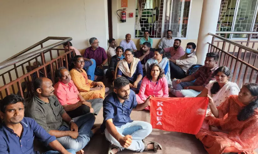 കാർഷിക സർവകലാശാല: സി.പി.എം സംഘടന ഭാരവാഹിയെ തരംതാഴ്ത്തി; രജിസ്ട്രാറെ ഉപരോധിച്ചു കാർഷിക സർവകലാശാല: സി.പി.എം സംഘടന ഭാരവാഹിയെ തരംതാഴ്ത്തി; രജിസ്ട്രാറെ ഉപരോധിച്ചു