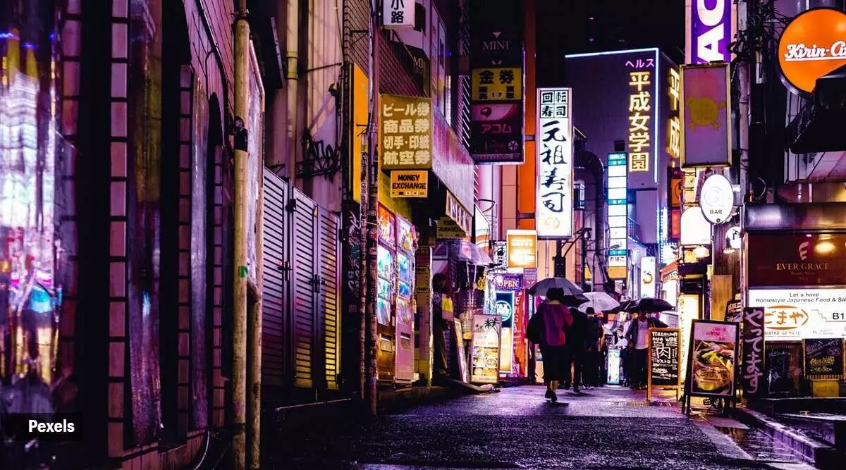 കോവിഡ് നിയന്ത്രണങ്ങൾ നീക്കി; സഞ്ചാരികൾ ജപ്പാനിലേക്ക് ഒഴുകുന്നു കോവിഡ് നിയന്ത്രണങ്ങൾ നീക്കി; സഞ്ചാരികൾ ജപ്പാനിലേക്ക് ഒഴുകുന്നു