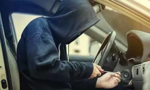 വാ​ഹ​ന​മോ​ഷ​ണം: ര​ണ്ടു​ വി​​ദേ​ശി​ക​ൾ പി​ടി​യി​ൽ