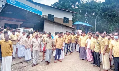 പെ​ർ​മി​റ്റി​ല്ലാ​ത്ത ഓ​ട്ടോ സ​ർ​വി​സ് ത​ട​യു​ന്നി​ല്ല;  തൊ​ഴി​ലാ​ളി​ക​ൾ കൂ​ട്ട​മാ​യി പൊ​ലീ​സ് സ്റ്റേ​ഷ​നി​ൽ