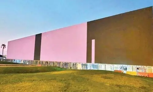 ക​ളി​കാ​ണാ​ൻ കോ​ർ​ണി​ഷി​ൽ കൂ​റ്റ​ൻ സ്ക്രീ​ൻ ത​യാ​ർ