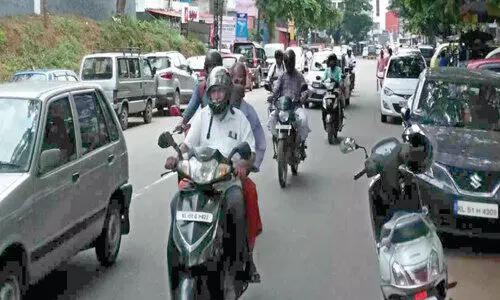 അ​ന​ധി​കൃ​ത പാ​ർ​ക്കി​ങ് ​കണ്ണി​യം​പു​റം ​ഗ​താ​ഗ​ത​ക്കു​രു​ക്കി​ൽ