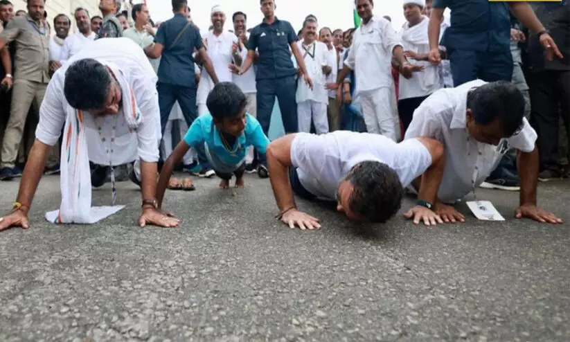 ഭാരത് ജോഡോ യാത്രക്കിടെ നേതാക്കളുമായി പുഷ്-അപ് മത്സരത്തിൽ ഏർപ്പെട്ട് രാഹുൽ ഗാന്ധി; വിജയി ആരായിരിക്കും ഭാരത് ജോഡോ യാത്രക്കിടെ നേതാക്കളുമായി പുഷ്-അപ് മത്സരത്തിൽ ഏർപ്പെട്ട് രാഹുൽ ഗാന്ധി; വിജയി ആരായിരിക്കും