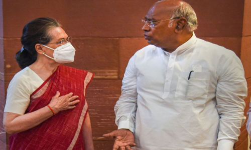 പത്രിക നൽകാൻ സോണിയ ഗാന്ധി നേരിട്ട് ആവശ്യപ്പെട്ടു; വെളിപ്പെടുത്തലുമായി ഖാർഗെ, വിവാദം