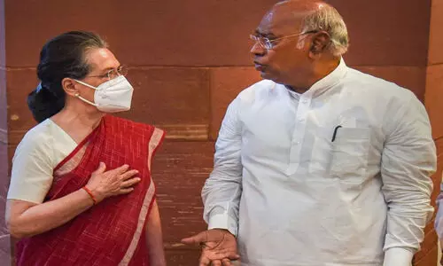 പത്രിക നൽകാൻ സോണിയ ഗാന്ധി നേരിട്ട് ആവശ്യപ്പെട്ടു; വെളിപ്പെടുത്തലുമായി ഖാർഗെ, വിവാദം