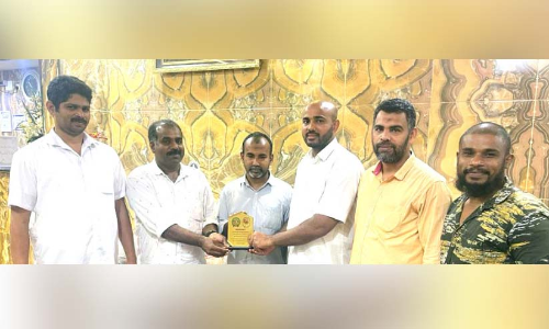 മൊ​യ്‌​തീ​ൻ എ​ട​രി​ക്കോ​ടി​ന് കെ.​എം.​സി.​സി ബ​ദ്ർ ഏ​രി​യ യാ​ത്ര​യ​യ​പ്പ്