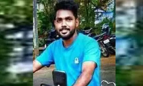 കെട്ടിടത്തിന്റെ ഷീറ്റുകൾ മാറ്റുന്നതിനിടെ തൊഴിലാളി വീണു മരിച്ചു കെട്ടിടത്തിന്റെ ഷീറ്റുകൾ മാറ്റുന്നതിനിടെ തൊഴിലാളി വീണു മരിച്ചു