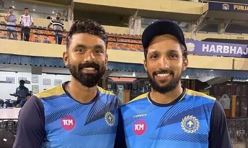 തകർത്തടിച്ച് അസ്ഹർ, എറിഞ്ഞു വീഴ്ത്തി വൈശാഖ്; കർണാടകയെയും തകർത്ത് കേരളം കുതിക്കുന്നു