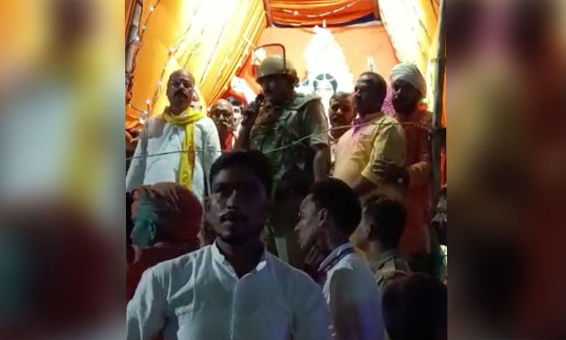 ദുർഗാ പൂജ റാലി തടഞ്ഞാൽ ഖബറിലേക്കയക്കും, വീടുകൾ പൊളിക്കും; യു.പിയിൽ കൊലവിളിയുമായി പൊലീസുകാരൻ ദുർഗാ പൂജ റാലി തടഞ്ഞാൽ ഖബറിലേക്കയക്കും, വീടുകൾ പൊളിക്കും; യു.പിയിൽ കൊലവിളിയുമായി പൊലീസുകാരൻ