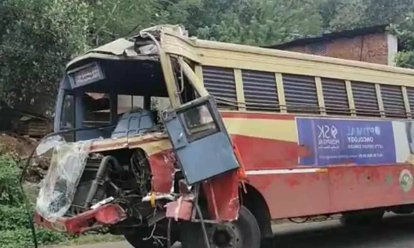 കെ.എസ്.ആര്.ടി.സി ബസും ലോറിയും കൂട്ടിയിടിച്ച് നിരവധി പേര്ക്ക് പരിക്ക് കെ.എസ്.ആര്.ടി.സി ബസും ലോറിയും കൂട്ടിയിടിച്ച് നിരവധി പേര്ക്ക് പരിക്ക്