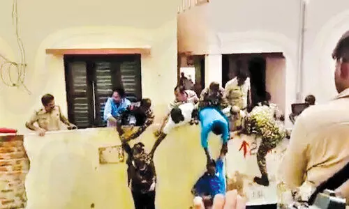 Against house demolition Couple with suicide attempt