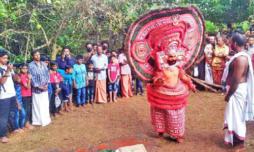 തുലാം പത്തിന് കാത്തുനിന്നില്ല കളിയാട്ടത്തിന് തുടക്കം