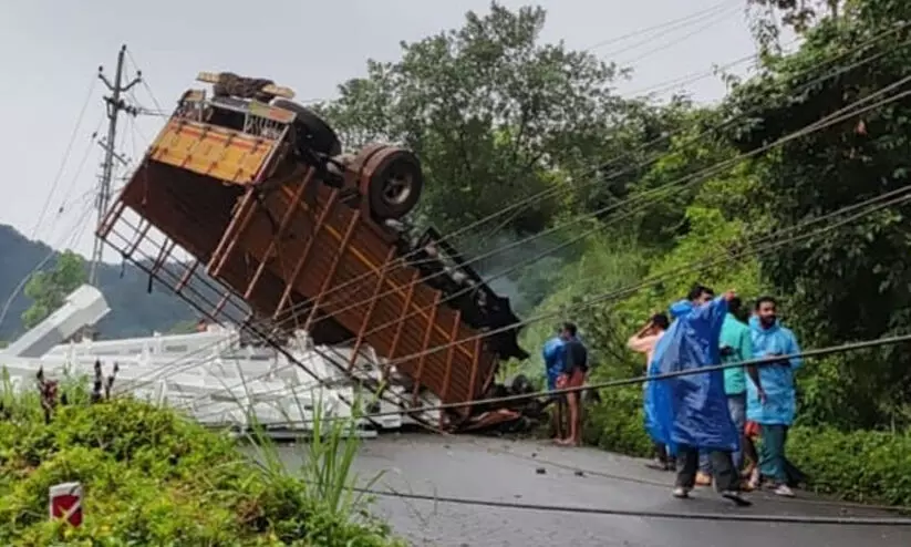 ചുരത്തിൽ ലോറി വൈദ്യുതി ലൈനിന് മുകളിൽ മറിഞ്ഞ് ഒരാൾ മരിച്ചു; ഗതാഗതം മുടങ്ങി ചുരത്തിൽ ലോറി വൈദ്യുതി ലൈനിന് മുകളിൽ മറിഞ്ഞ് ഒരാൾ മരിച്ചു; ഗതാഗതം മുടങ്ങി
