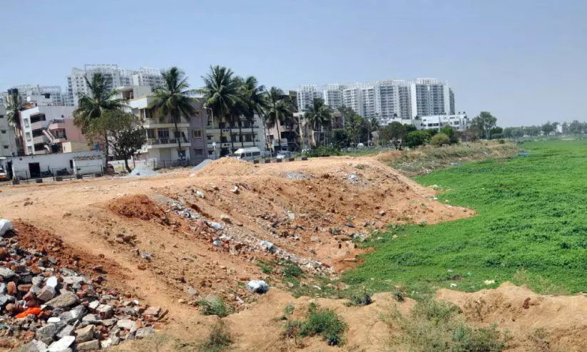 കൈയേറ്റം വ്യാപകം, തടാകങ്ങൾ നശിക്കുന്നു കൈയേറ്റം വ്യാപകം, തടാകങ്ങൾ നശിക്കുന്നു