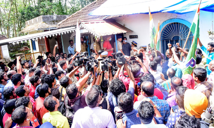 രോഷമിരമ്പി; മലയാലപ്പുഴയിൽ നാടകീയ രംഗങ്ങൾ രോഷമിരമ്പി; മലയാലപ്പുഴയിൽ നാടകീയ രംഗങ്ങൾ