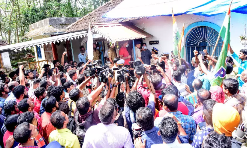 രോഷമിരമ്പി; മലയാലപ്പുഴയിൽ നാടകീയ രംഗങ്ങൾ