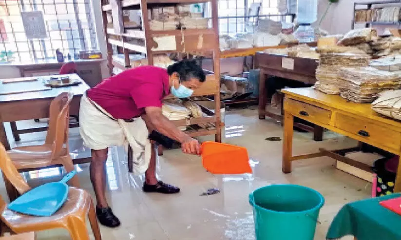 എംപ്ലോയ്മെന്റ് എക്സ്ചേഞ്ചിൽ വെള്ളം കയറി ഫയലുകൾ നശിച്ചു എംപ്ലോയ്മെന്റ് എക്സ്ചേഞ്ചിൽ വെള്ളം കയറി ഫയലുകൾ നശിച്ചു