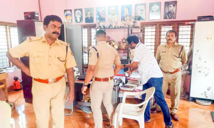 കായംകുളത്ത് മോഷണ പരമ്പര സ്കൂളുകളിൽനിന്ന് പണവും ഫോണുകളും നഷ്ടമായി കായംകുളത്ത് മോഷണ പരമ്പര സ്കൂളുകളിൽനിന്ന് പണവും ഫോണുകളും നഷ്ടമായി