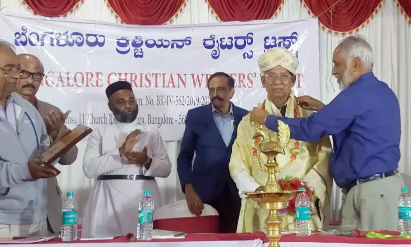 പു​സ്ത​ക പ്ര​കാ​ശ​ന​വും സാ​ഹി​ത്യ സം​വാ​ദ​വും