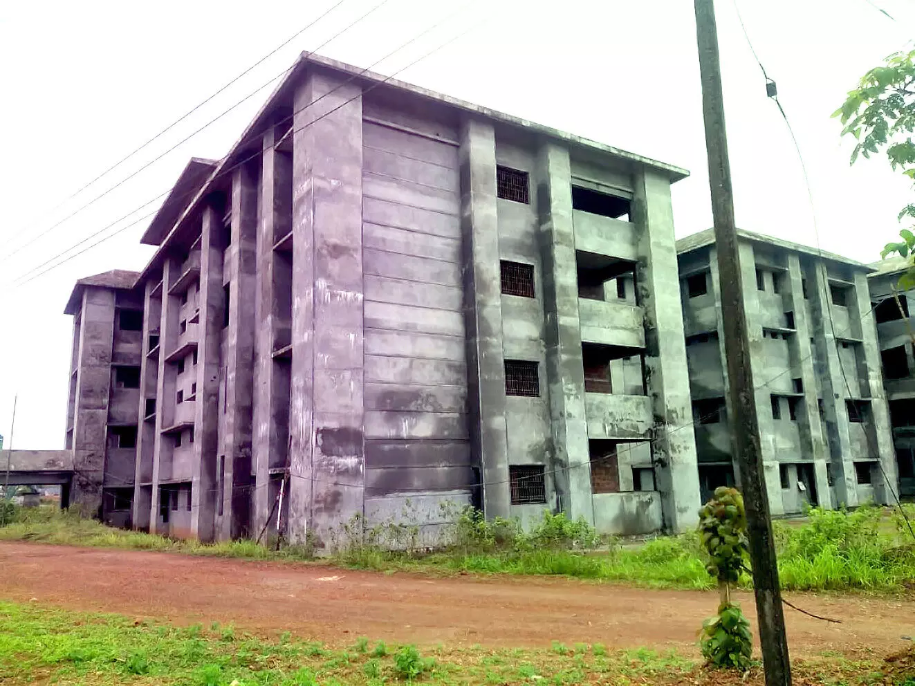 കാസർകോട് മെഡിക്കൽ കോളജിന്റെ പണി തീരാത്ത ആശുപത്രി കെട്ടിടസമുച്ചയം കാസർകോട് മെഡിക്കൽ കോളജിന്റെ പണി തീരാത്ത ആശുപത്രി കെട്ടിടസമുച്ചയം
