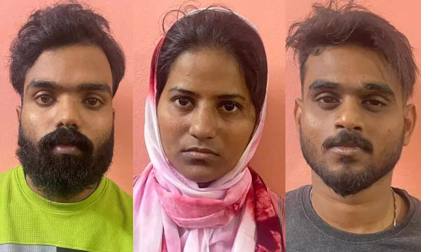 വിശ്വാസമുറപ്പിക്കാൻ പെൺശബ്ദം, തട്ടിയെടുക്കുന്നത് ഐഫോൺ; ഒാൺലൈൻ തട്ടിപ്പിന്റെ വേറിട്ട കഥ വിശ്വാസമുറപ്പിക്കാൻ പെൺശബ്ദം, തട്ടിയെടുക്കുന്നത് ഐഫോൺ; ഒാൺലൈൻ തട്ടിപ്പിന്റെ വേറിട്ട കഥ