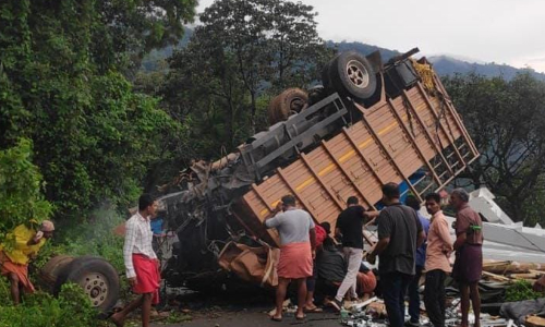 വൈദ്യുതി ലൈനിന് മുകളിൽ മറിഞ്ഞ ലോറി നീക്കി; ചുരം റോഡിൽ ഗതാഗതം പുനസ്ഥാപിച്ചു