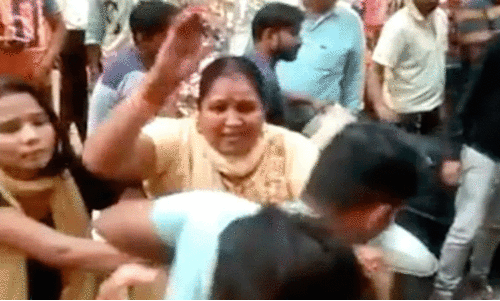 യു.പിയിൽ പെൺസുഹൃത്തിനൊപ്പം കറങ്ങി നടന്ന യുവാവിനെ ഭാര്യ മർദിച്ചവശനാക്കി