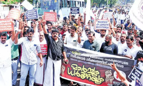 ടൂ​റി​സ്റ്റ്​ ബ​സു​ക​ൾ​ക്ക്​ ഏ​കീ​കൃ​ത നി​റം; പ്ര​തി​ഷേ​ധ​വു​മാ​യി ഉ​ട​മ​ക​ളും തൊ​ഴി​ലാ​ളി​ക​ളും