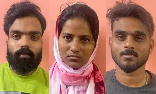 വിശ്വാസമുറപ്പിക്കാൻ പെൺശബ്ദം, തട്ടിയെടുക്കുന്നത് ഐഫോൺ; ഒാൺലൈൻ തട്ടിപ്പിന്റെ വേറിട്ട കഥ വിശ്വാസമുറപ്പിക്കാൻ പെൺശബ്ദം, തട്ടിയെടുക്കുന്നത് ഐഫോൺ; ഒാൺലൈൻ തട്ടിപ്പിന്റെ വേറിട്ട കഥ