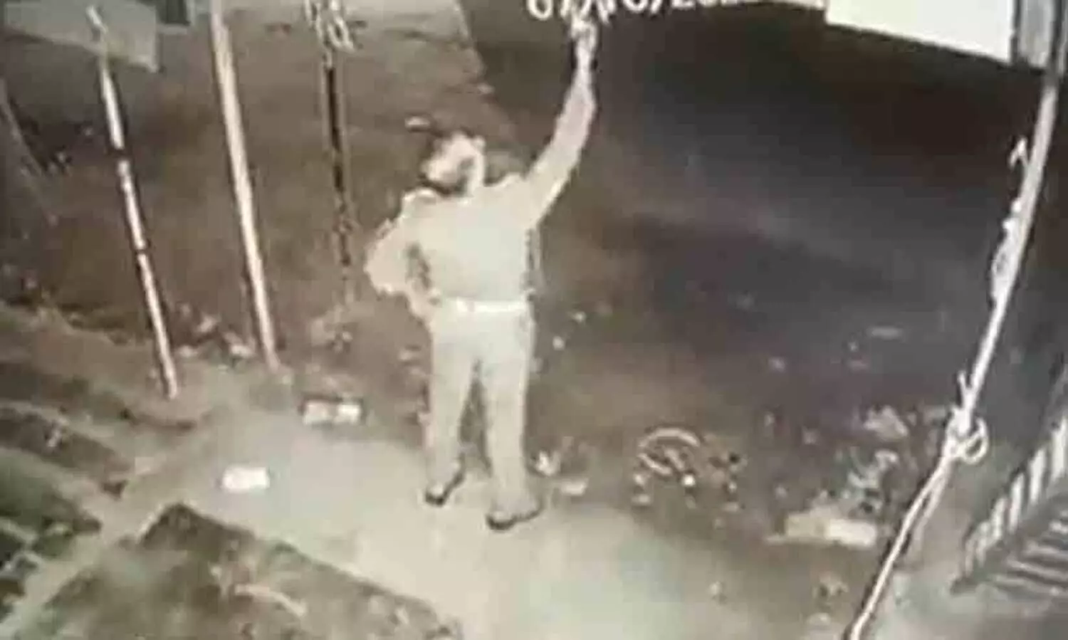 P Cop Caught On Camera Stealing Light Bulb From Roadside Shop