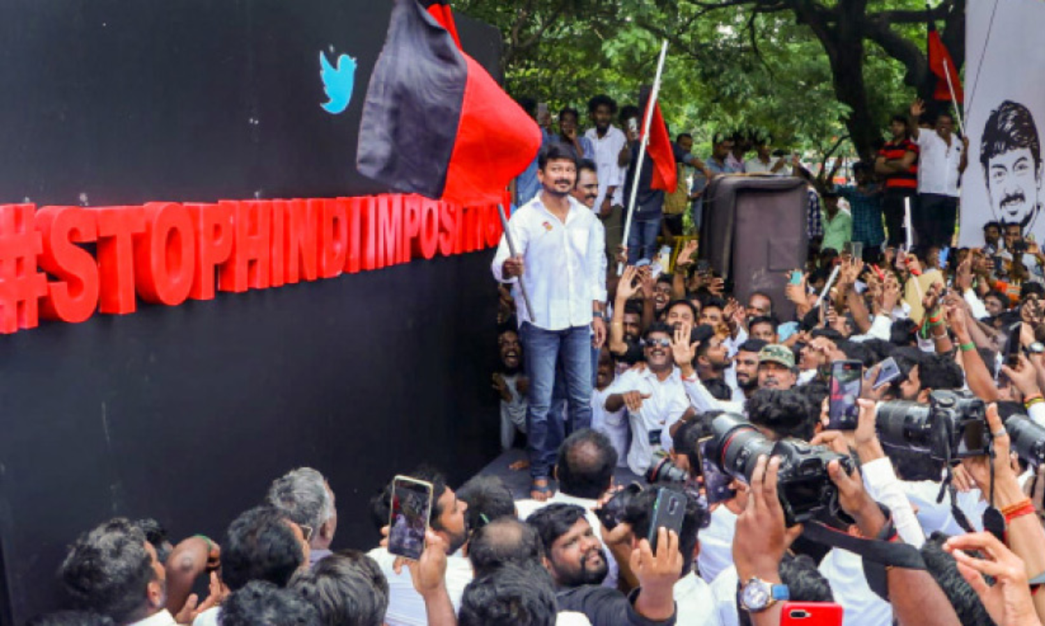 ഹി​ന്ദി അ​ടി​ച്ചേ​ൽ​പി​ക്ക​ൽ; ത​മി​ഴ്​​നാ​ട്ടിൽ ഡി.​എം.​കെ പ്ര​തി​ഷേ​ധം