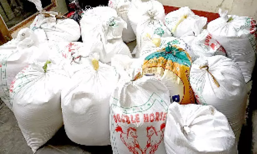 കാറിൽ നിന്ന് 1200 കിലോ റേഷനരി പിടിച്ചെടുത്തു