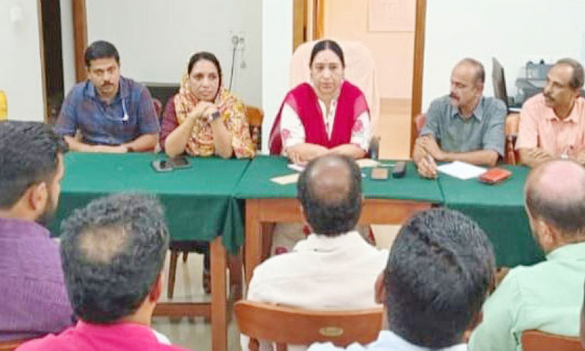 കടുവയെ തളക്കാനുറച്ച് വനം വകുപ്പ്; മയക്കുവെടി സംഘം മൂന്ന് ഗ്രൂപ്പുകളായി തിരിഞ്ഞു കടുവയെ തളക്കാനുറച്ച് വനം വകുപ്പ്; മയക്കുവെടി സംഘം മൂന്ന് ഗ്രൂപ്പുകളായി തിരിഞ്ഞു