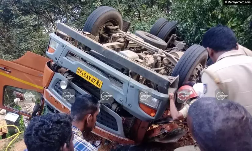 ലോറി മറിഞ്ഞ് തമിഴ്നാട് സ്വദേശിയായ ഡ്രൈവർ മരിച്ചു
