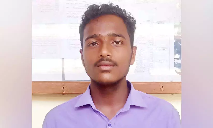 ട്രെയിനിനുമുന്നിൽ അകപ്പെട്ട വീട്ടമ്മക്ക് പുതുജീവനേകി വിദ്യാർഥി