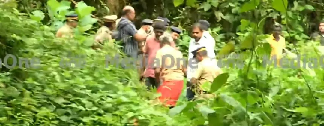 ഇലന്തൂരിൽ പൊലീസ് നായ്ക്കളുമായി തെളിവെടുപ്പ്; സ്ഥലം കുഴിച്ചു പരിശോധിക്കുന്നു ഇലന്തൂരിൽ പൊലീസ് നായ്ക്കളുമായി തെളിവെടുപ്പ്; സ്ഥലം കുഴിച്ചു പരിശോധിക്കുന്നു