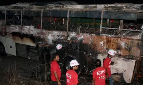 കറാച്ചിയിൽ പ്രളയ ബാധിതരുമായി പോയ ബസിന് തീപിടിച്ച് 18 പേർ മരിച്ചു