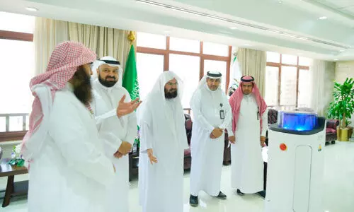 Smart robot to Masjid Dunna Bawi