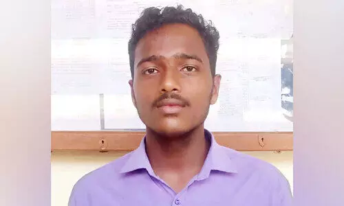 ട്രെയിനിനുമുന്നിൽ അകപ്പെട്ട വീട്ടമ്മക്ക് പുതുജീവനേകി വിദ്യാർഥി