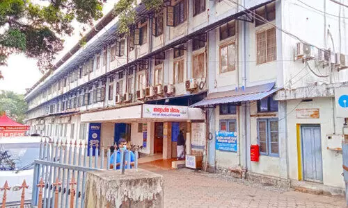 കെട്ടിടത്തിന് ബലക്ഷയം; തലശ്ശേരി ജനറൽ ആശുപത്രിയിൽ രോഗികൾ ഭീതിയിൽ കെട്ടിടത്തിന് ബലക്ഷയം; തലശ്ശേരി ജനറൽ ആശുപത്രിയിൽ രോഗികൾ ഭീതിയിൽ