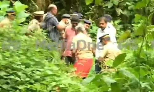 ഇലന്തൂരിൽ പൊലീസ് നായ്ക്കളുമായി തെളിവെടുപ്പ്; സ്ഥലം കുഴിച്ചു പരിശോധിക്കുന്നു