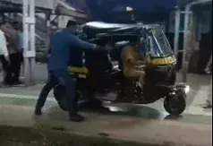 റെയിൽവേ പ്ലാറ്റ്‌ഫോമിൽ ഓട്ടോ ഓടിച്ചയാളെ ആർ.പി.എഫ് അറസ്റ്റ് ചെയ്തു