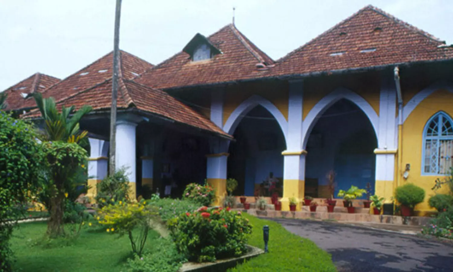 ബിഷപ്സ്​ ഹൗസിന് മുന്നിൽ വിശ്വാസികളുടെ സൂചന സമരം